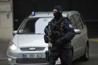 Polícia stojí na stráži pred budovou súdu, kde Salah Abdeslam čelí výsluchu v Paríži 20. mája 2016.