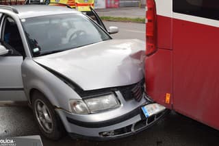Vodič v Ružomberku narazil do autobusu.