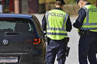 Policajti odstavili vodiča pri meste Ansfelden.