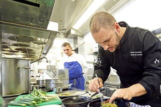 Michelinský kuchár zo Slovenska je Peter Duranský. Varí vo Viedni.