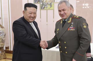 Kim Čong-un sa stretol s ruským ministrom obrany Šojguom.