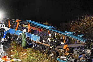 Vrak autobusu, v ktorom našlo smrť 12 ľudí.
