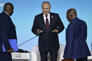 Ruský prezident Vladimir Putin (uprostred) prichádza na druhý rusko-africký summit v Petrohrade.