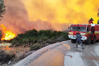 Slovenskí hasiči hasia plamene na Rodose.