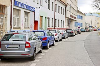 Parkovacia politika určuje presné pravidlá pre rezidentov a návštevníkov.