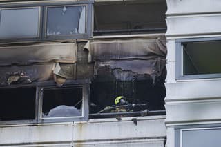 Na balkóne horiaceho bytu sa dvaja ľudia zdržiavali približne 20 minút predtým, než z neho vyskočili.