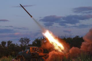 Na archívnej snímke z 12. júla 2023 príslušníci ukrajinskej armády strieľajú rakety na ruské pozície na fronte.