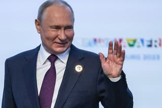 Ruský prezident Vladimir Putin máva počas druhého a záverečného dňa rusko-afrického summitu v Petrohrade v piatok 28. júla 2023.