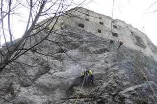 Sanačné práce na skalnom brale hradu Likava.