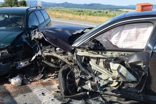 Jazda unaveného vodiča skončila nehodou štyroch vozidiel.