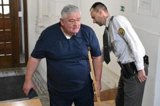 Začal sa proces v korupčnej kauze s exšéfom SNS Jánom Slotom, vinu odmieta.
