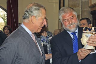 Keith (vpravo) ukazuje Karolovi III. kanvicu Alžbety II