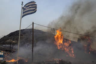 Za uplynulé štyri týždne zničili požiare v celom Grécku približne 43 000 hektárov lesa.