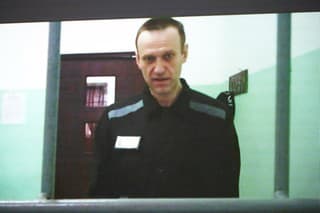 Ruský opozičný vodca Alexej Navaľnyj na videozázname na televíznej obrazovke, ktoré poskytla ruská federálna väzenská služba z 22. júna