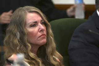 Lori Vallow Daybellová sedí v pondelok 31. júla 2023 počas vypočúvania na súde okresu Fremont v St. Anthony v štáte Idaho. Matka z Idaha Vallow Daybell bola v pondelok odsúdená na doživotie bez podmienečného prepustenia za vraždy svojich dvoch najmladších detí a sokyne. 