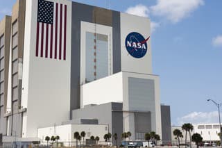 Vonkajší pohľad na centrum riadenia štartu NASA v Kennedyho vesmírnom stredisku,