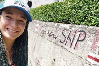 Kysak, 5. deň - V Kysaku sa odfotila pri múre so značkou Cesty hrdinov SNP.