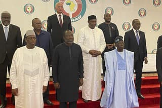 Nigérisjký prezident a predseda hospodárskeho spoločenstvo západoafrických štátov (ECOWAS) Bola Tinubu (druhý zľava) a ďalší západoafrickí lídri počas krízového summitu ECOWAS-u