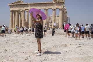 Na Akropolu v súčasnosti denne zavíta približne 23 000 ľudí.