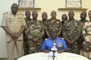 Prezidenta zajali elitní vojaci prezidentskej stráže a oznámili, že v krajine prevzali moc.