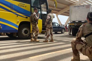 Francúzi a ďalší štátni príslušníci sa zhromažďujú na medzinárodnom letisku, aby ich letecky prepravili späť do Francúzska na francúzskom vojenskom lietadle v Niamey.