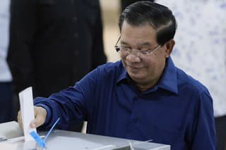 Na snímke kambodžský premiér Hun Sen, ktorý je vo funkcii 38 rokov