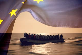 Migranti na lodi smerujúcej do Európy (ilustračná foto)
