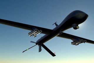 Bojový dron lietajúci na oblohe (ilustračná fotografia).