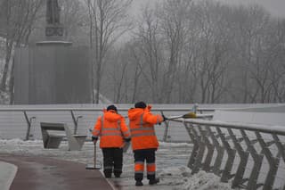 Mestskí zamestnanci odhrabávajú sneh v parku v Kyjeve v sobotu 14. januára 2023.