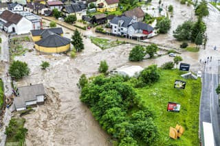 Slovinský premiér Robert Golob zvolal na sobotu zasadnutie Národnej bezpečnostnej rady po tom, ako krajinu zasiahli prudké lejaky a následné obrovské záplavy.