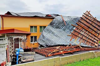Zničený úrad: Poryv vetra poničil strechu na obecnom úrade .