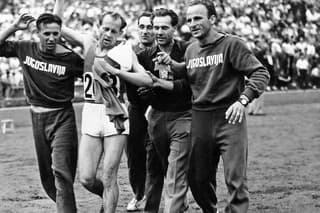 Emil Zátopek: Tesne po fenomenálnom dobehu na 10 000 metrov ho takto obklopili juhoslovanskí atléti.