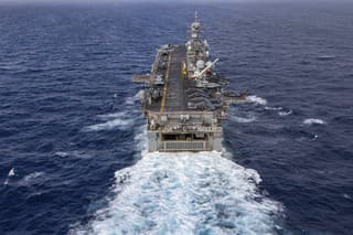 Americká vojenská loď USS Bataan.