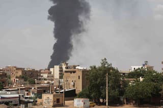 Dym stúpa nad sudánskym Chartúmom počas bojov medzi sudánskou armádou a členmi polovojenských Síl rýchlej podpory (RSF).