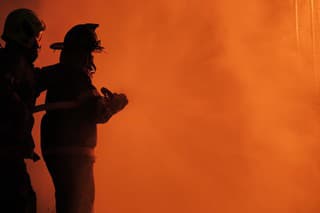 Hasiči zápasiaci s ohňom (ilustračná foto)