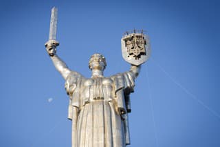 Zo štítu obrovskej sochy Matka Vlasť odstránili robotníci sovietsky znak a nahradili ho ukrajinským znakom - trojzubcom