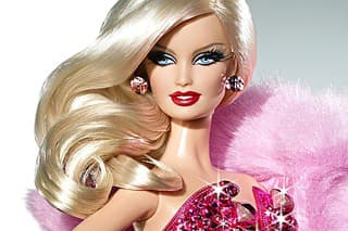 Superstar: Barbie bola vytvorená ako mladá modelka. Postupne sa z nej stala hviezda, ktorá zaujala aj najslávnejšie modelingové značky