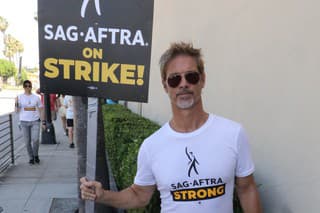 Americký herec Brad Pitt na jednom z protestov.