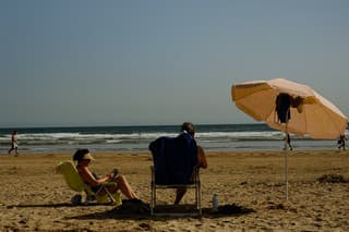 Dovolenkári oddychujú na pláži (ilustračná fotografia).