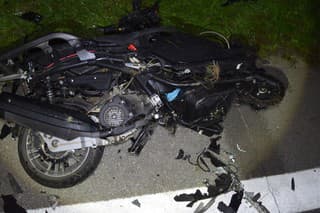 Motocyklistka utrpela vážne zranenia. 