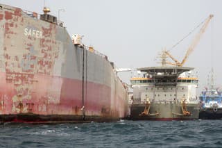 Tanker Safer už viac ako 30 rokov kotví v Červenom mori asi 50 kilometrov severne od západojemenského prístavu Hudajda. 