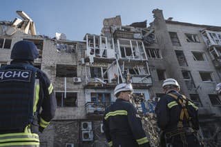 Záchranári pracujú na mieste zničenej obytnej budovy po ruskom raketovom útoku v meste Pokrovsk, v Doneckej oblasti 8. augusta 2023. 