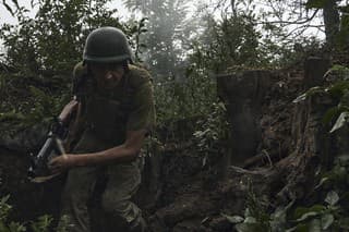 Ukrajinský vojak beží v zákope počas bojov v Záporožskej oblasti.