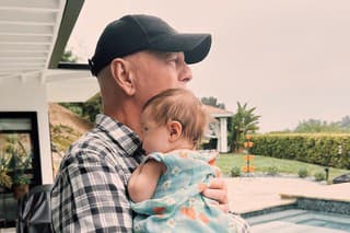 Herec Bruce Willis s vnučkou Lou.
