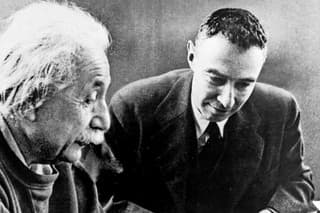 Oppenheimer S albertom einsteinom: Po skončení  2. svetovej vojny obaja fyzici spolu pracovali v Princetone.