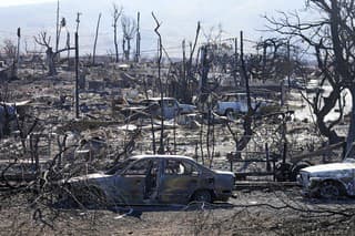 Na snímke sú vraky áut, ktoré zhoreli v dôsledku lesného požiaru v meste Lahaina na severozápadnom pobreží Maui v americkom štáte Havaj v nedeľu 13. augusta 2023.