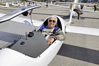 Čiperný osemdesiatnik je šampiónom kategórie Combi A v lietaní na vetroňoch.