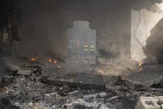 Hasiči hasia požiar po silnom výbuchu v meste San Cristóbal na juhu Dominikánskej republiky 14. augusta 2023.