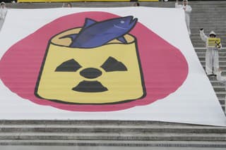 Aktivisti organizujú demonštráciu proti plánu japonskej vlády vypustiť upravenú rádioaktívnu vodu z jadrovej elektrárne Fukušima.