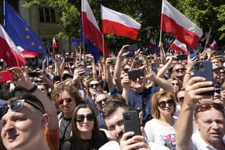 Účastníci protivládneho pochodu pod vedením lídra centristickej opozičnej strany Donalda Tuska, ktorý spolu s ďalšími kritikmi obviňuje vládu z oslabovania demokracie, vo Varšave v Poľsku v nedeľu 4. júna 2023.